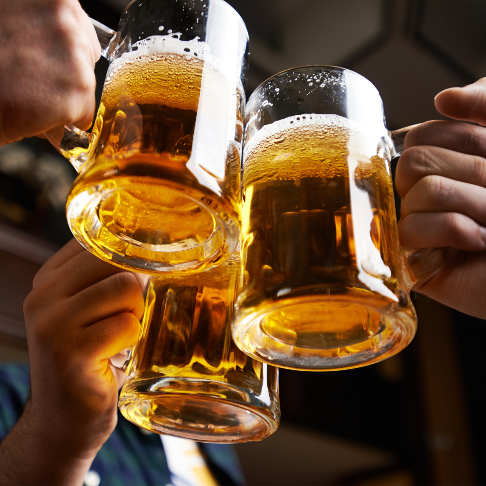 Photo chope entrain de trinquer de la bière artisanale| dénicheur de bières